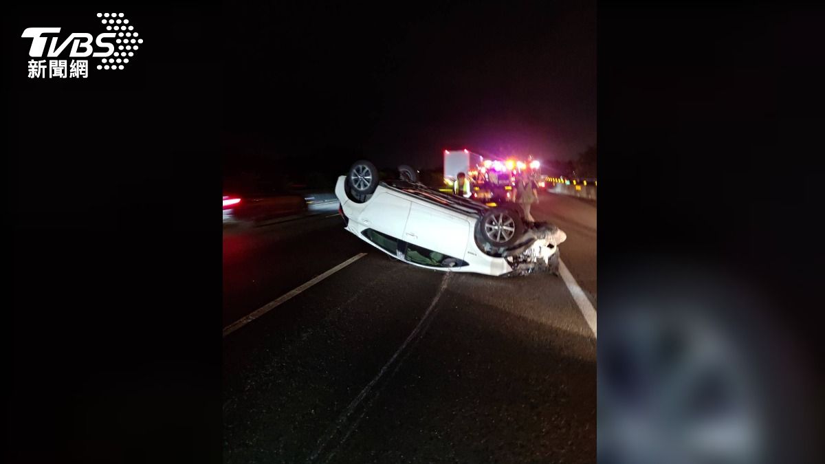 疑變車道不當!國1南向小客車連撞2車「嚴重翻覆」 3人傷