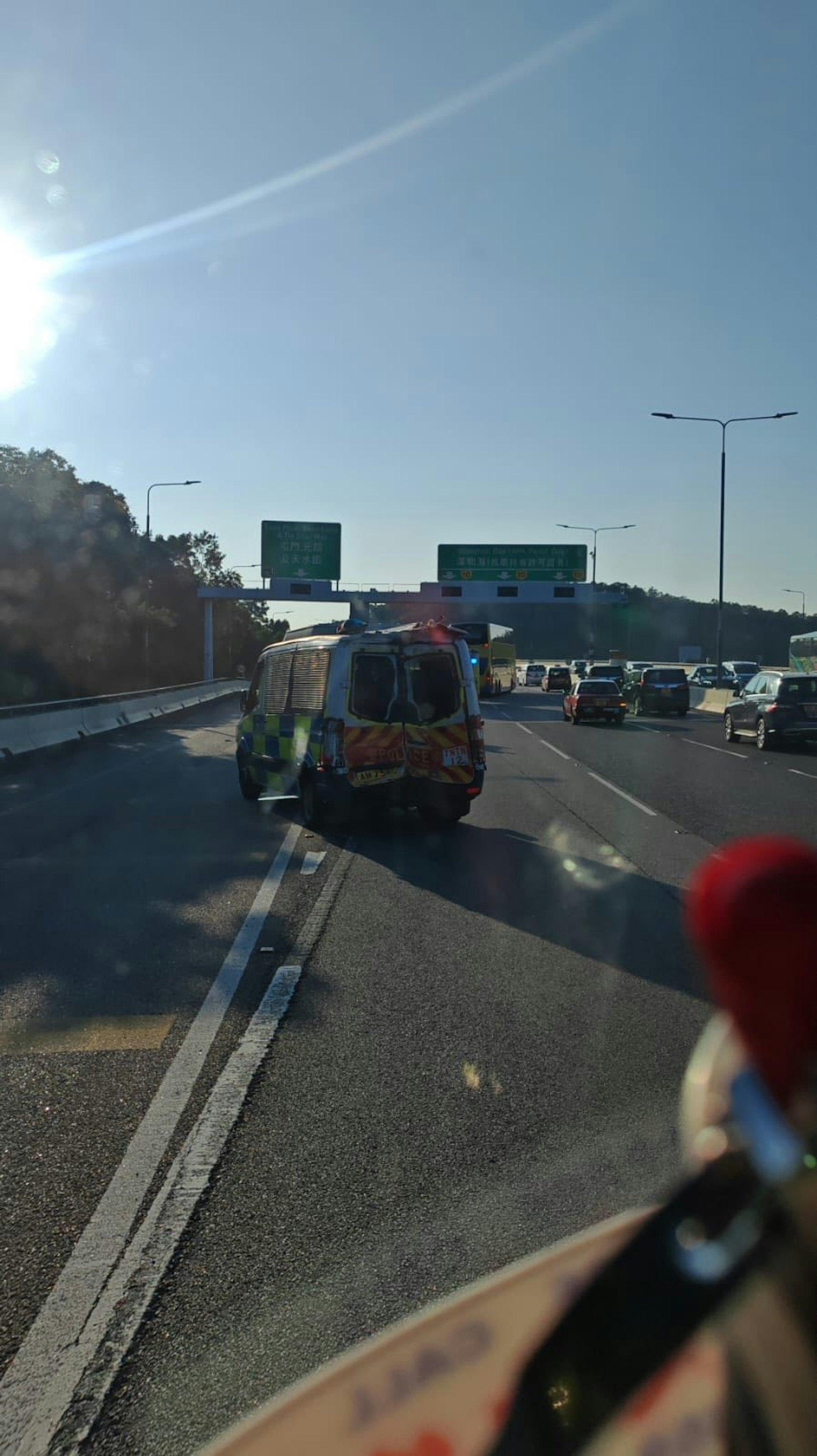 警車嚴重損毀。（圖/香港01）