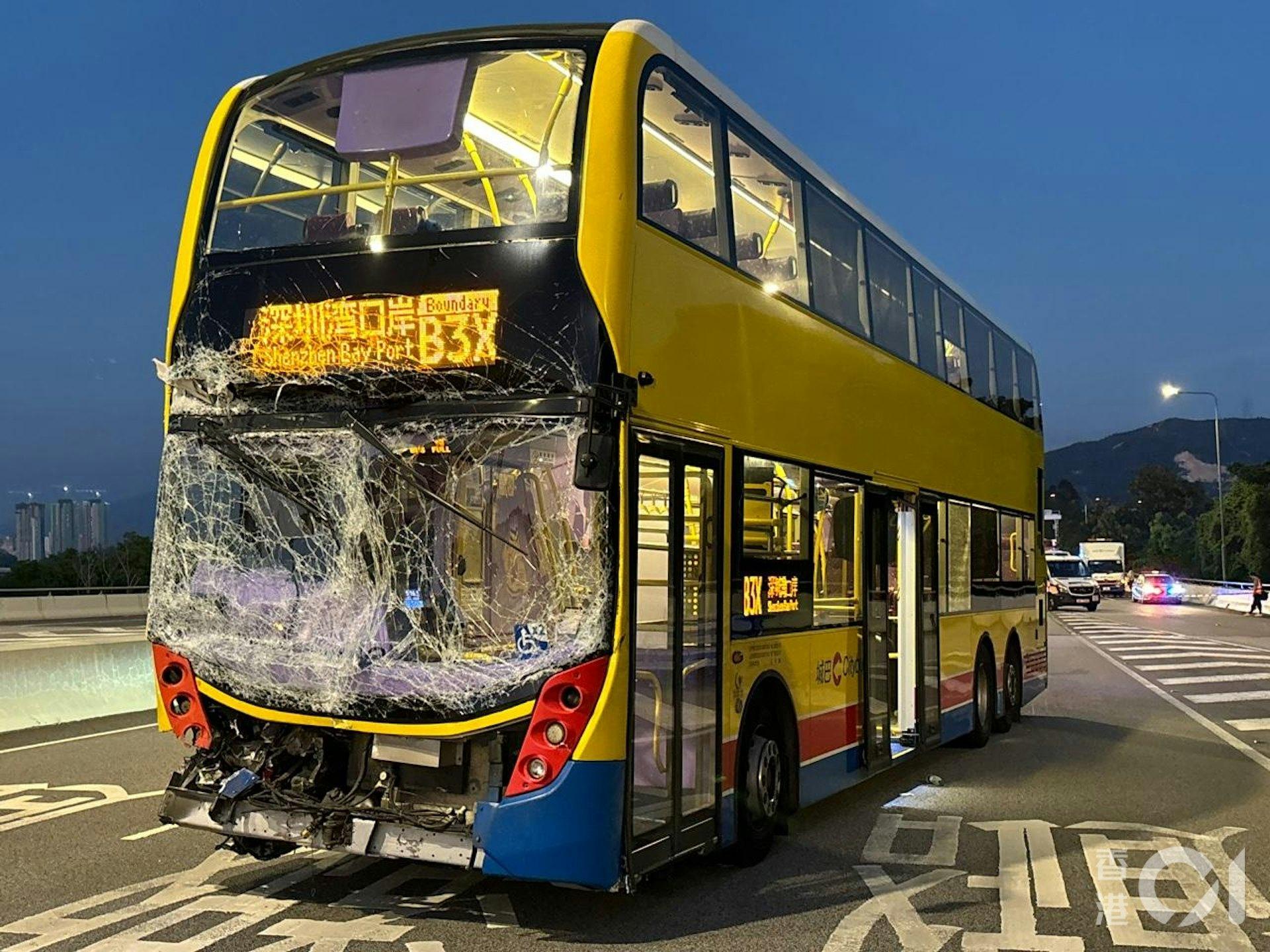 城巴撞上警車，車頭大爆裂。（圖/香港01）
