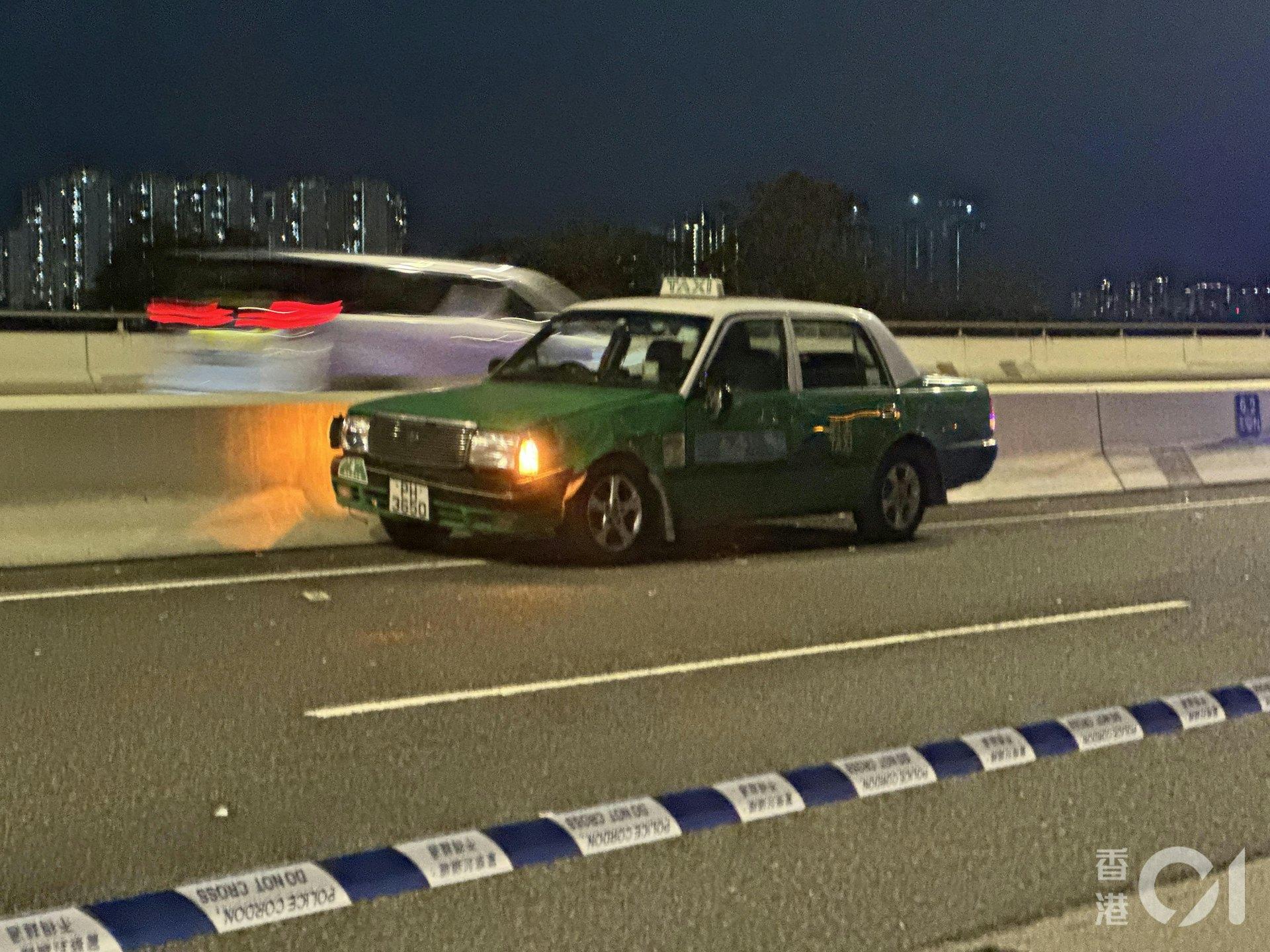 警車被撞後，往右線偏移撞擊正在行駛的車子。（圖/香港01）