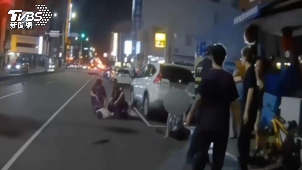 醉男失控扯母頭髮!還丟物砸車遭3男圍毆 警速壓制在地