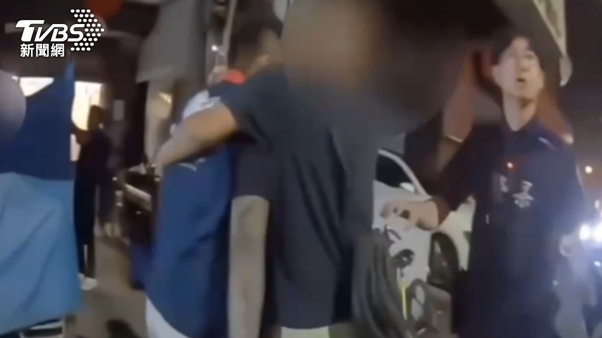男子丟物品砸到路邊車輛,駕駛下車理論爆發肢體衝突。(圖/TVBS)