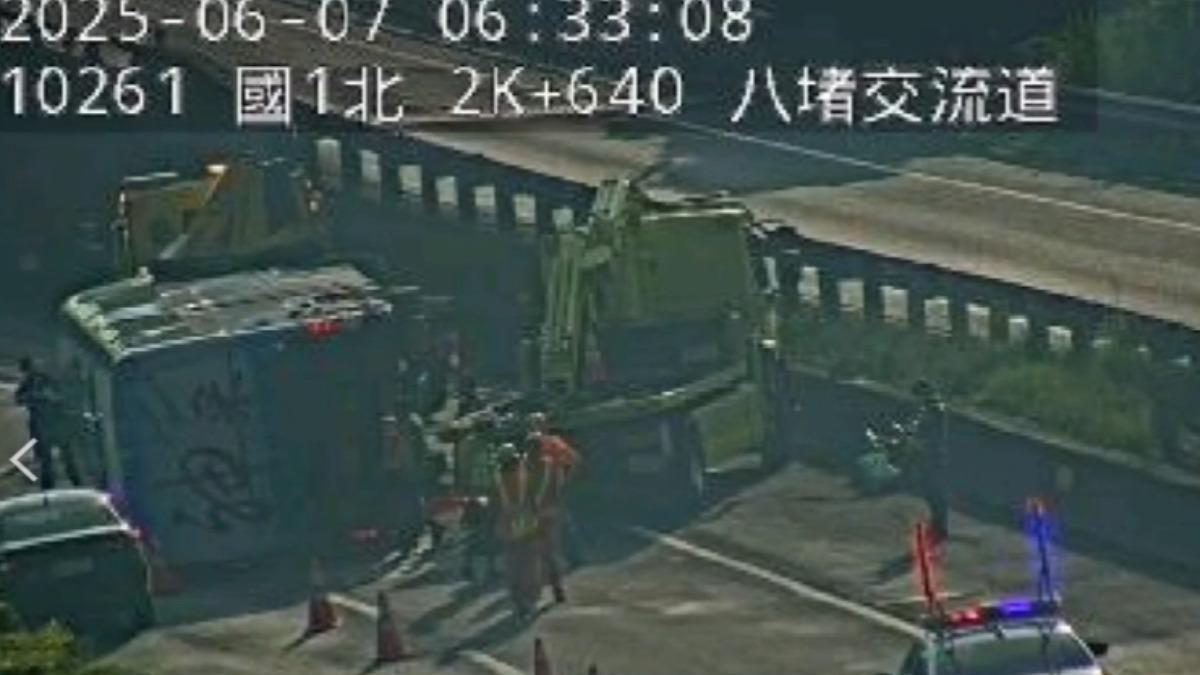 國1北向八堵交流道「客運自撞翻覆」!一度塞爆 駕駛擦挫傷