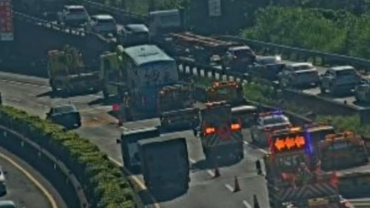 當時車流一度塞爆，所幸事故於今（7）日上午8時排除。（圖／翻攝自高速公路1968）