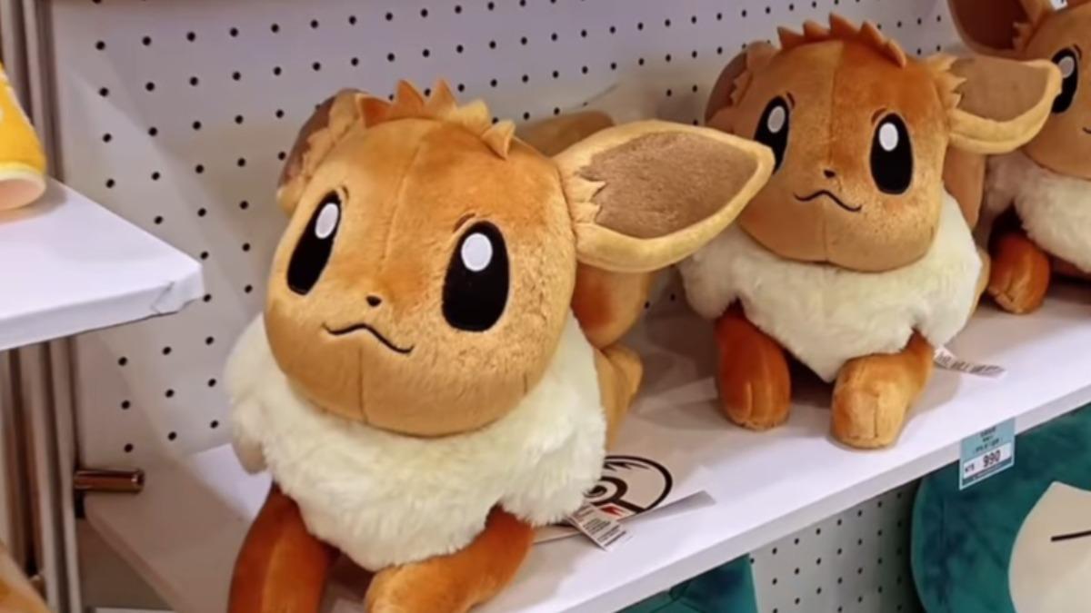 伊布等身大毛絨玩具，趴下姿勢。（圖／翻攝自pokemon_taiwan IG）