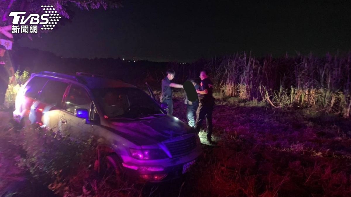 雲林驚險「警匪追逐戰」！自小客駕駛酒測高達0.25，竟開車狂飆逃跑，卡溝邊落網。