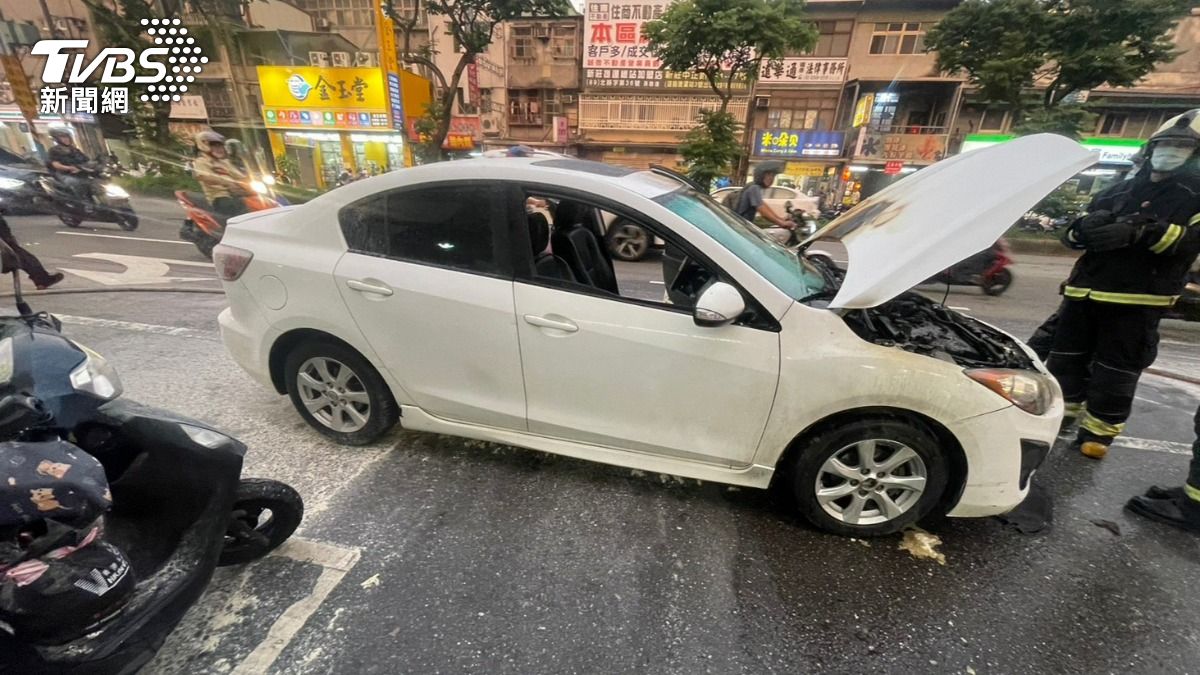 火燒車驚魂!19歲駕駛行經龜山引擎突自燃 熱心民眾助滅火