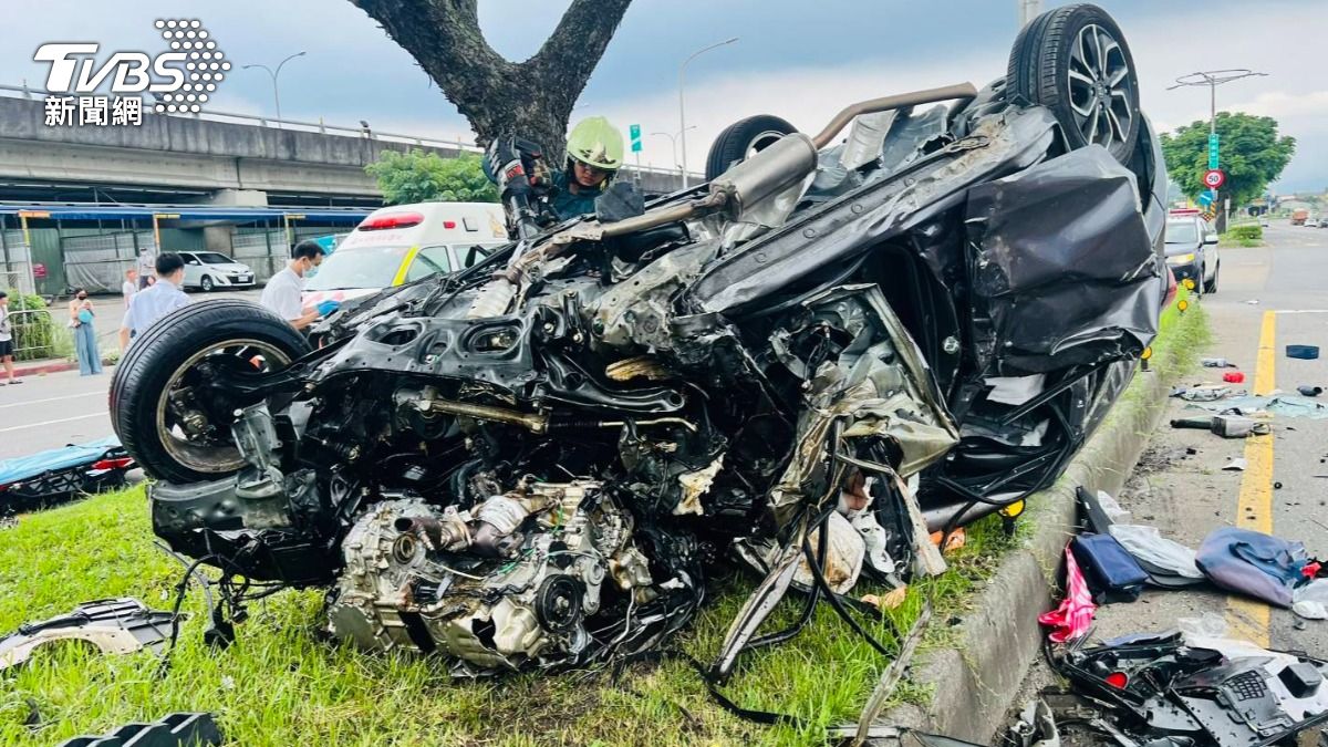 快訊/北市松山區嚴重車禍!遊覽車、轎車相撞 母子搶救無效身亡
