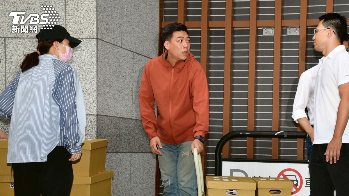 賴苡任推著遭退件的連署書。(圖/胡瑞麒攝)