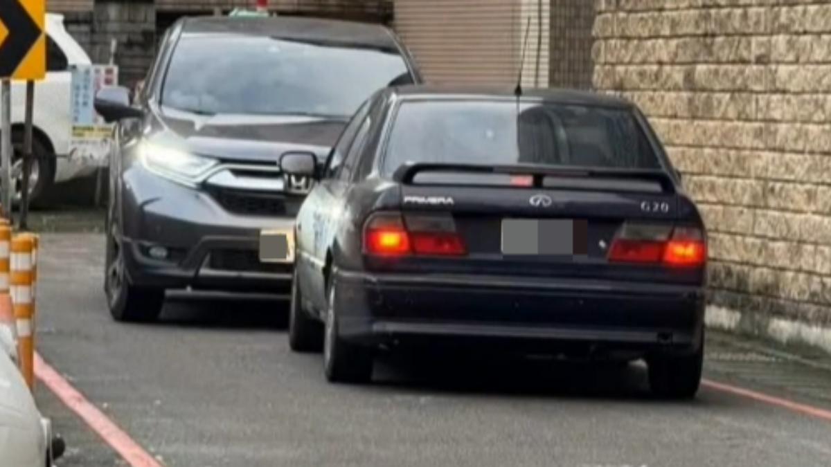 就是不讓路!狹路相逢 中壢兩車從天亮「對峙」到天黑