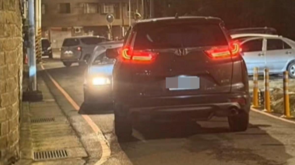 兩車從天亮僵持到天黑。(圖/翻攝自社會事新聞影音)