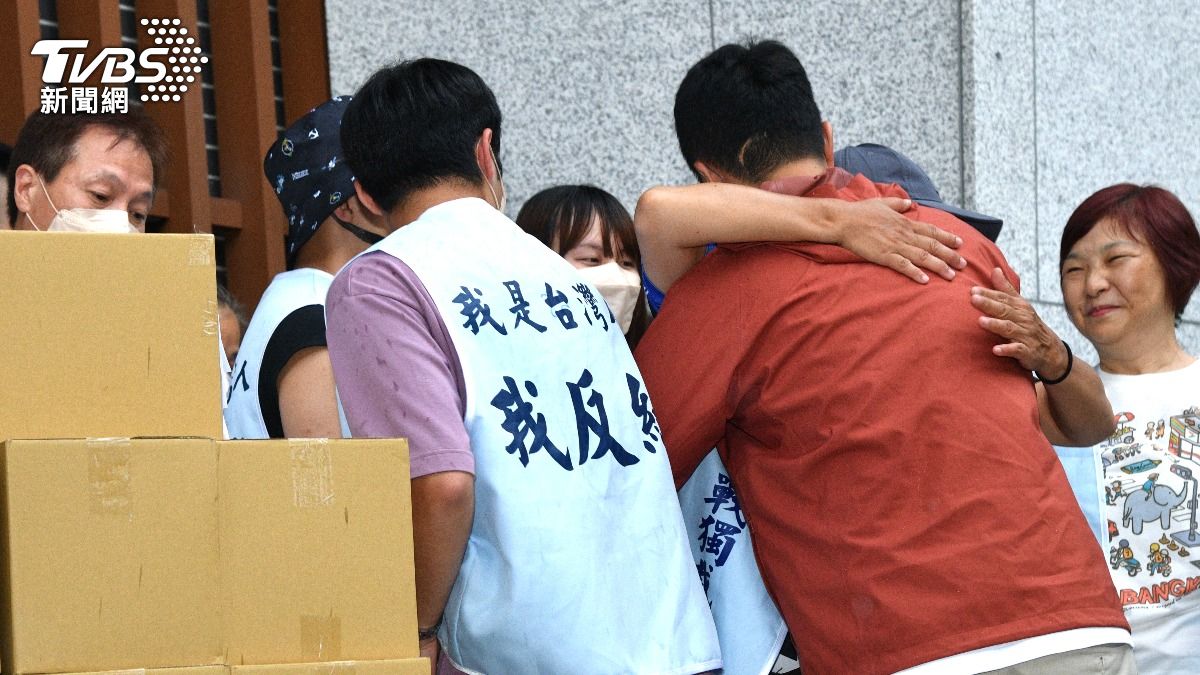 罷免吳沛憶未達標，李孝亮與志工相擁。（圖／胡瑞麒攝）