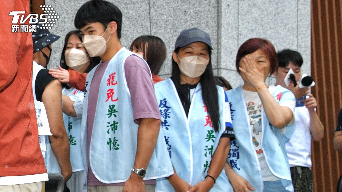 罷免吳沛憶未達標，志工忍不住哭泣。（圖／胡瑞麒攝）