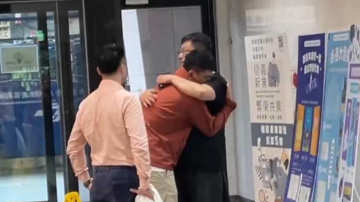 李孝亮也忍不住痛哭。（圖／讀者提供）