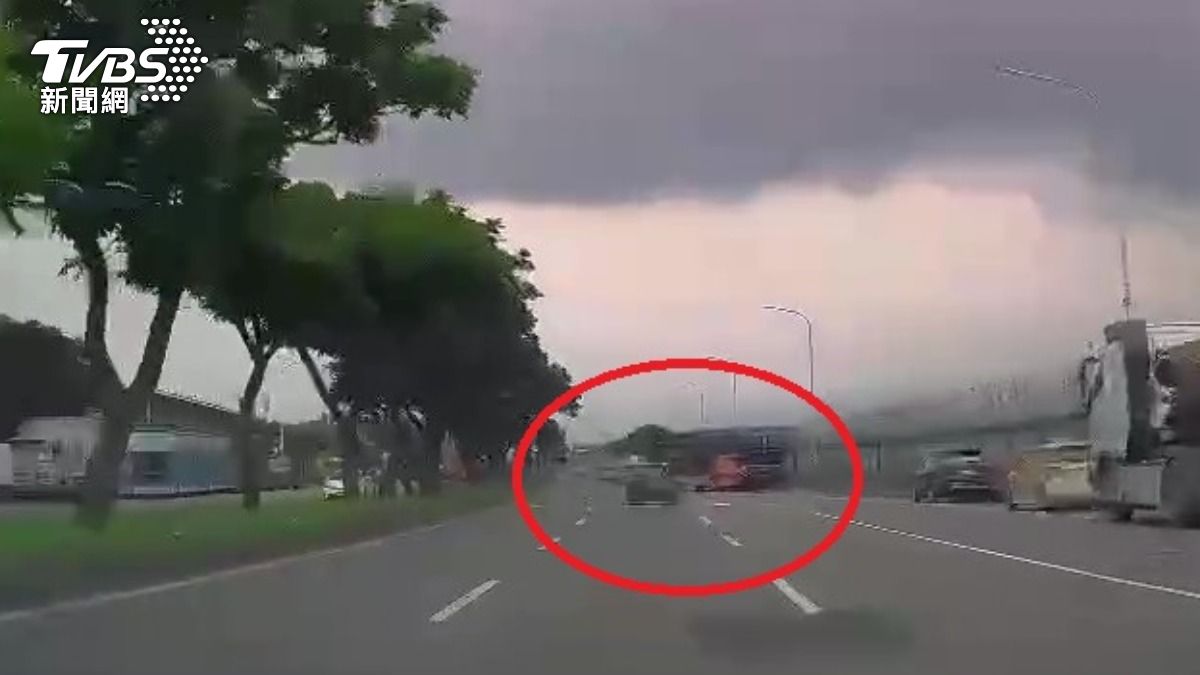 有片/北市母子雙亡車禍影像曝!高速連切2車道 撞遊覽車成廢鐵