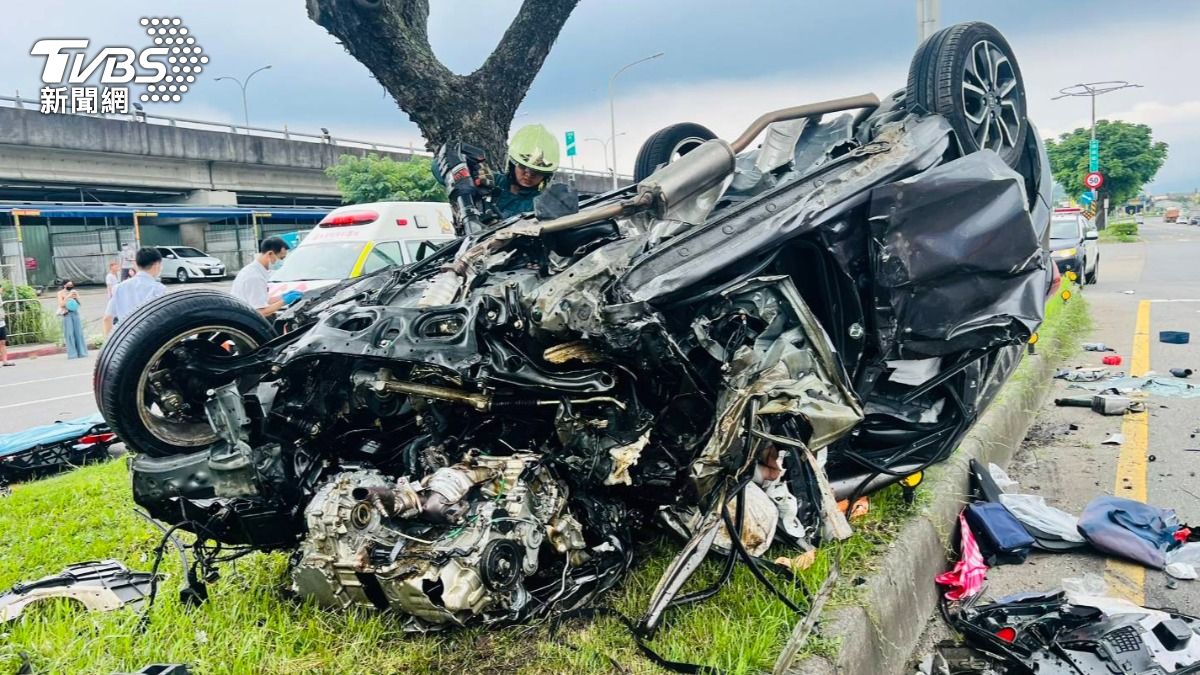 轎車翻上分隔島成了廢鐵。(圖/TVBS)