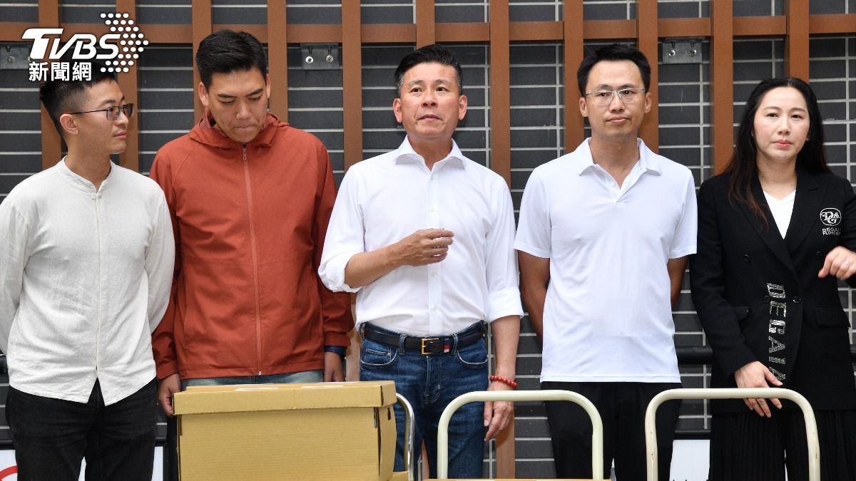 戴錫欽(中)、林杏兒(右一)、侯漢廷(左一)陪同罷免吳思瑤領銜人詹嘉文(右二)送件。(圖/胡瑞麒攝)