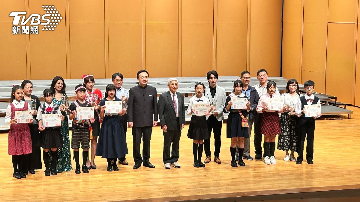 李義男董事長與歐陽慧剛團長與8優勝隊伍合影(圖/TVBS)
