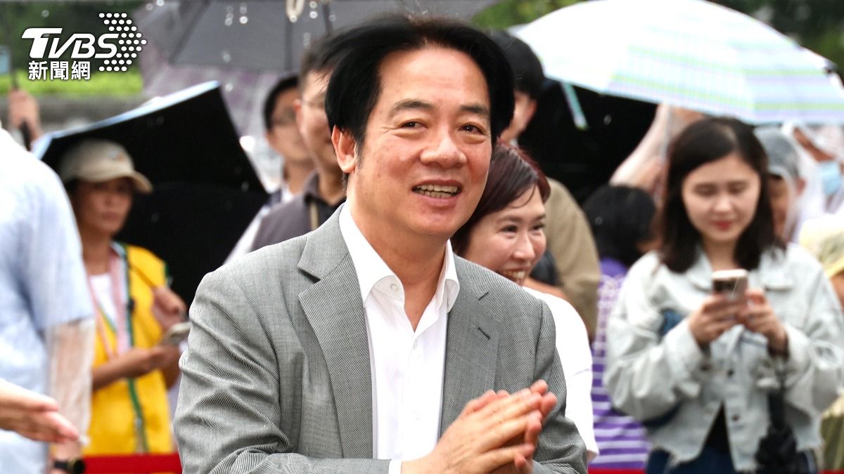 賴清德的瀏海被大風吹歪。（圖／華子琛攝）