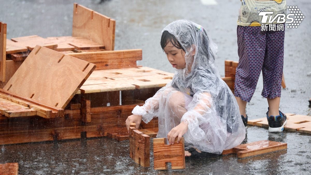 小朋友穿著雨衣玩耍。（圖／華子琛攝）