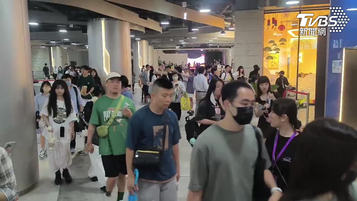 開唱前幾小時就湧現人潮。（圖／TVBS）