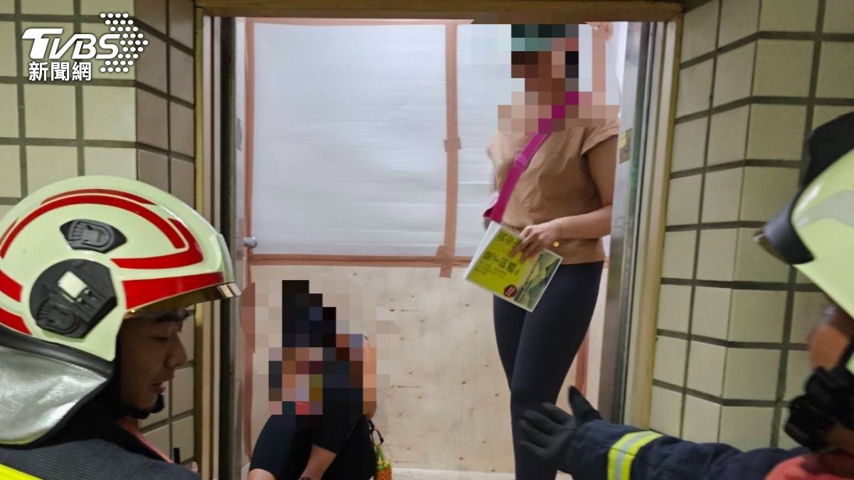 住戶說,事故當下,整條街瞬間停電,大樓電梯停滯,導致2名女子受困電梯。(圖/民眾提供)