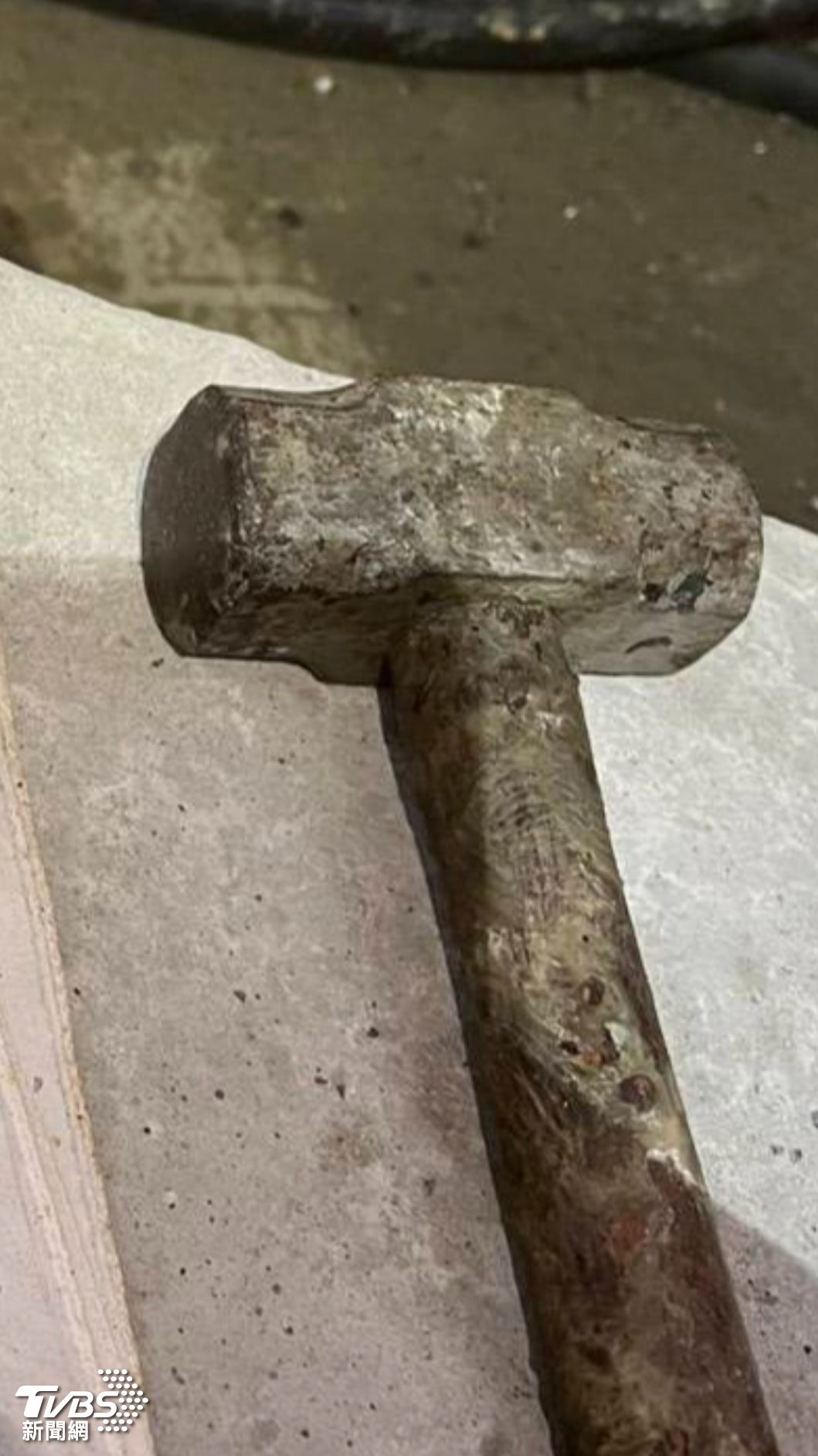 50歲台電外包商使用鐵槌。
