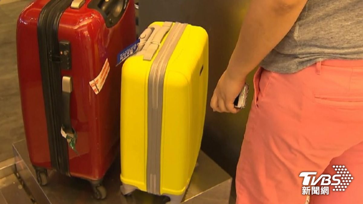機場託運遭拒!他裝滿紀念品「行李竟太輕」 美網瘋猜原因