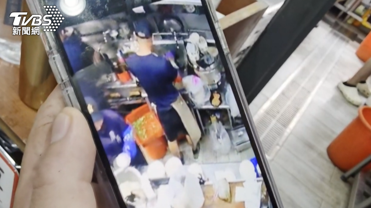 炒飯店業者強調是誤會 拿出監視器自證。(圖/翻攝google平台)
