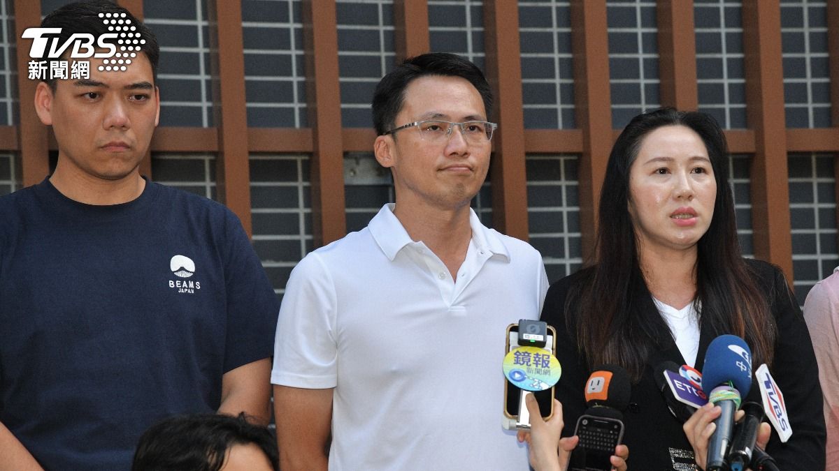 罷免吳思瑤備補領銜人詹嘉文(中)、台北市議員林杏兒(右)受訪。(圖/胡瑞麒攝)