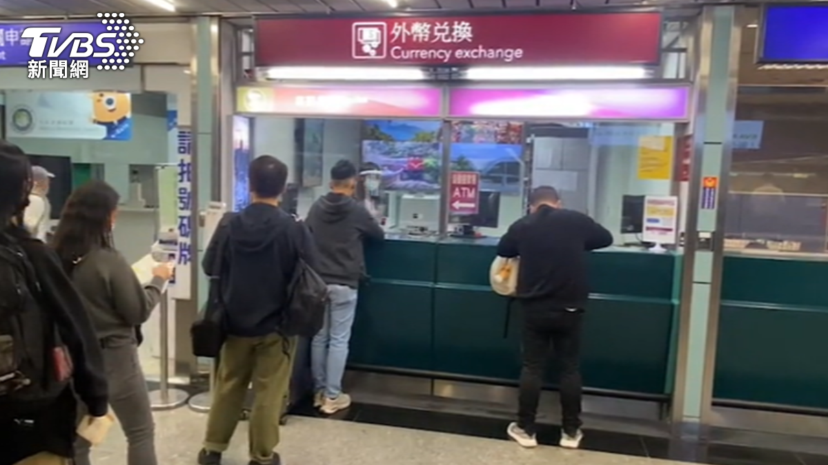 旅遊達人提供省錢小撇步,可以使用機場的自動匯兌機免手續費(圖/TVBS)