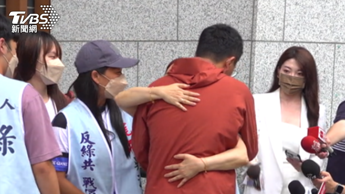 李孝亮擁抱志工(圖/TVBS資料畫面)