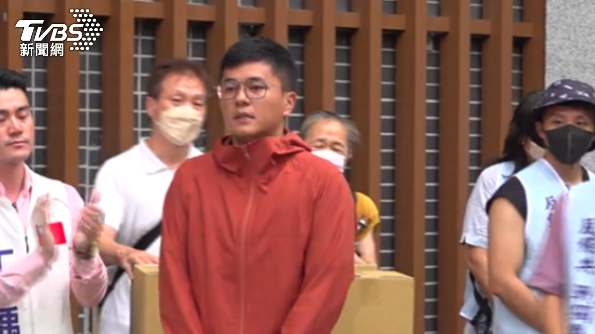 李孝亮向支持者鞠躬(圖/TVBS資料畫面)