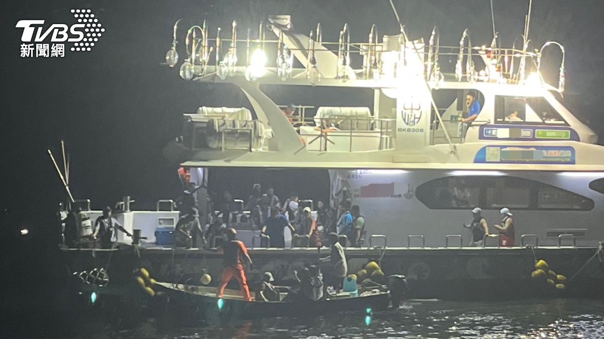 員旅驚魂!為看蹦火仔「船身傾斜」擱淺燭台嶼 47人幸獲救