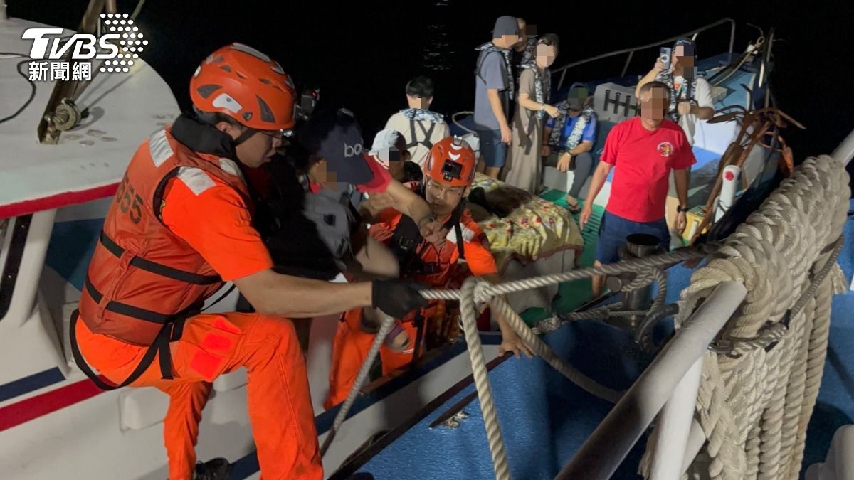 海巡人員將船上共47人順利救援下船。（圖／TVBS）