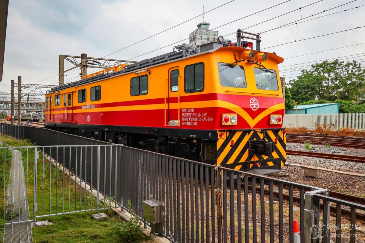 戶外就是苗栗火車站,與火車頭園區僅一步之遙,站在園區裡甚至可以聽見火車進站的廣播聲,很有實境感。(圖/勞鼠探世界提供)