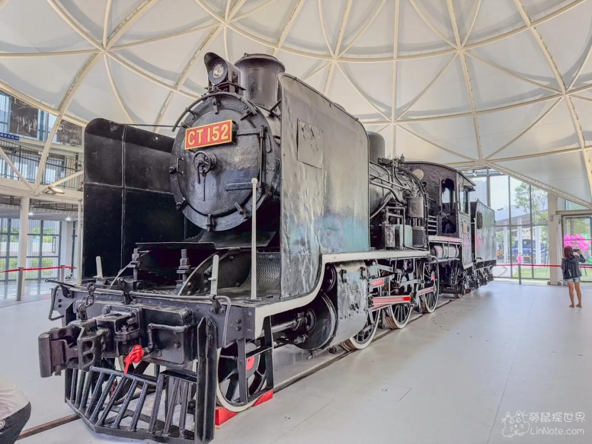 「轉車台大廳」展示了國寶級CT152蒸汽火車頭,非常具有重要的歷史意義。(圖/勞鼠探世界提供)