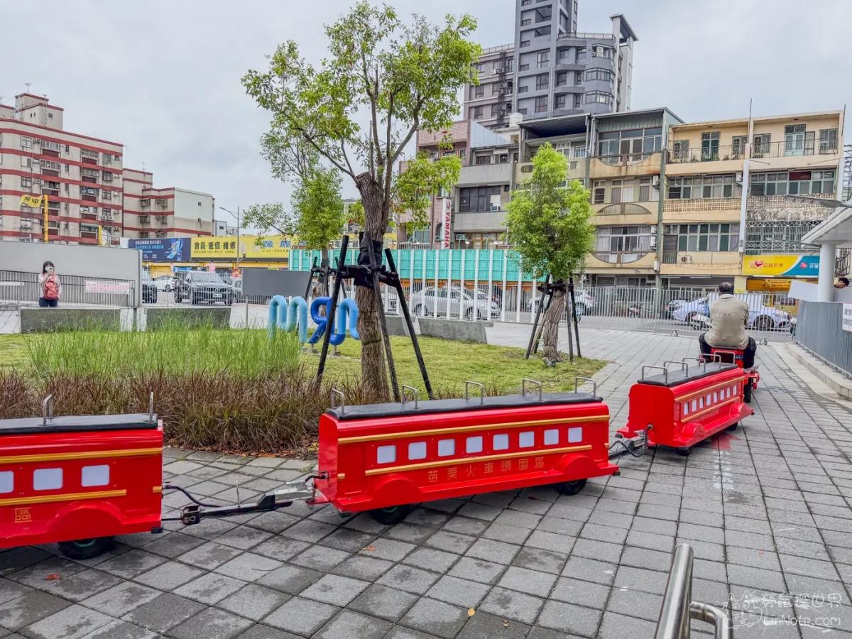 「遊園小火車」搭乘票價每趟80元,大朋友、小朋友都能搭。(圖/勞鼠探世界提供)