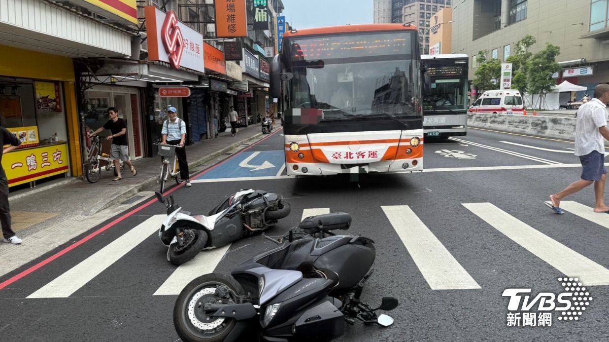 有片/疑看錯號誌!新北2騎士「路中急煞」遭公車追撞彈飛