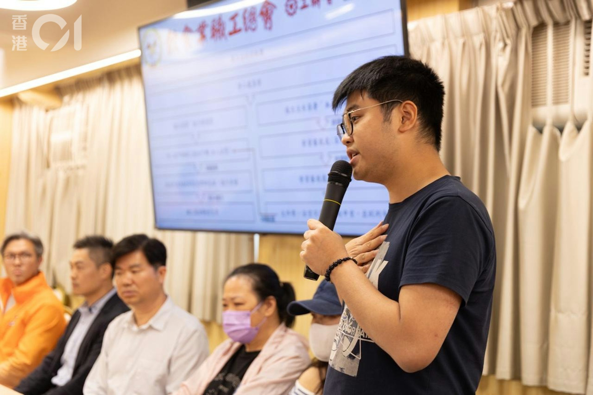 餐飲業職業工總會權益幹事招冠聰。(圖/香港01)