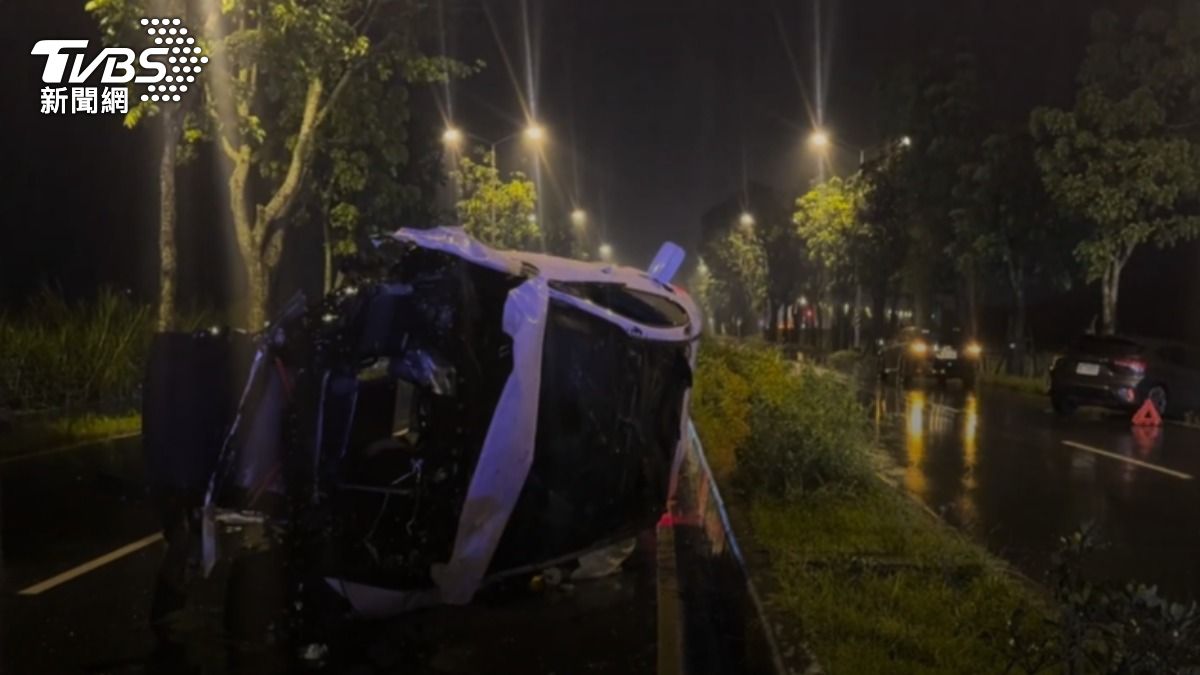 疑天雨路滑!花蓮男撞分隔島再撞樹 「引擎噴飛」全身擦挫傷