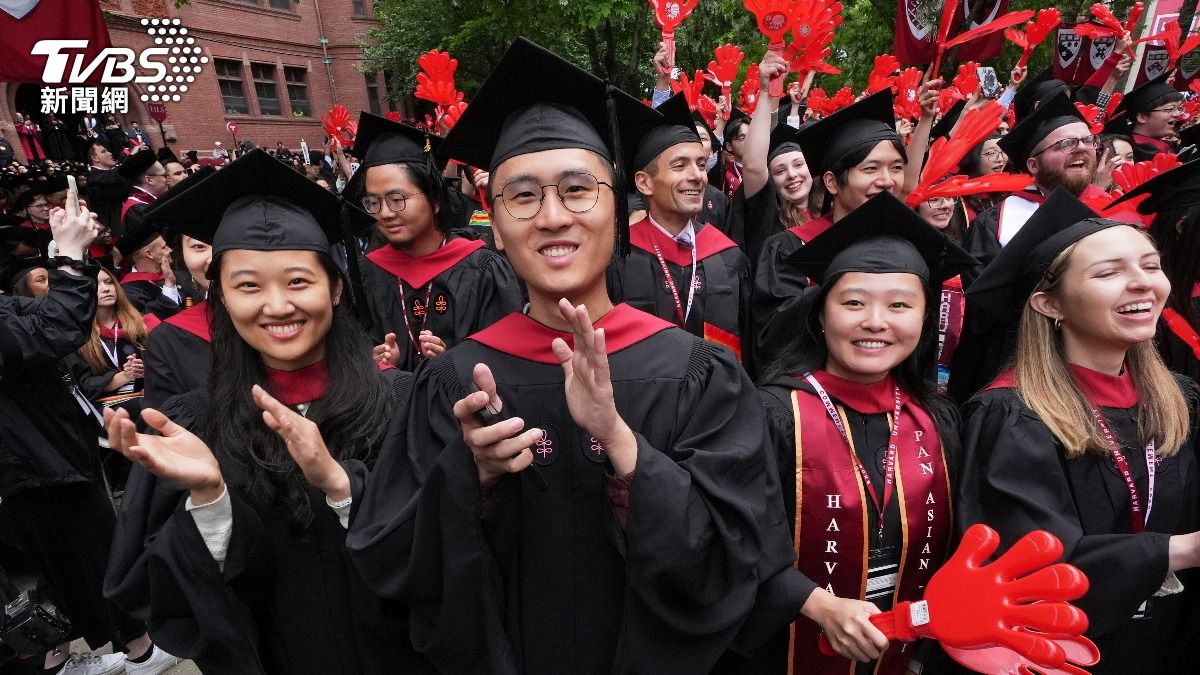 美國國務院突然指示恢復處理哈佛大學學生的簽證申請，圖為今年5月哈佛大學畢業生。（圖／達志影像美聯社）