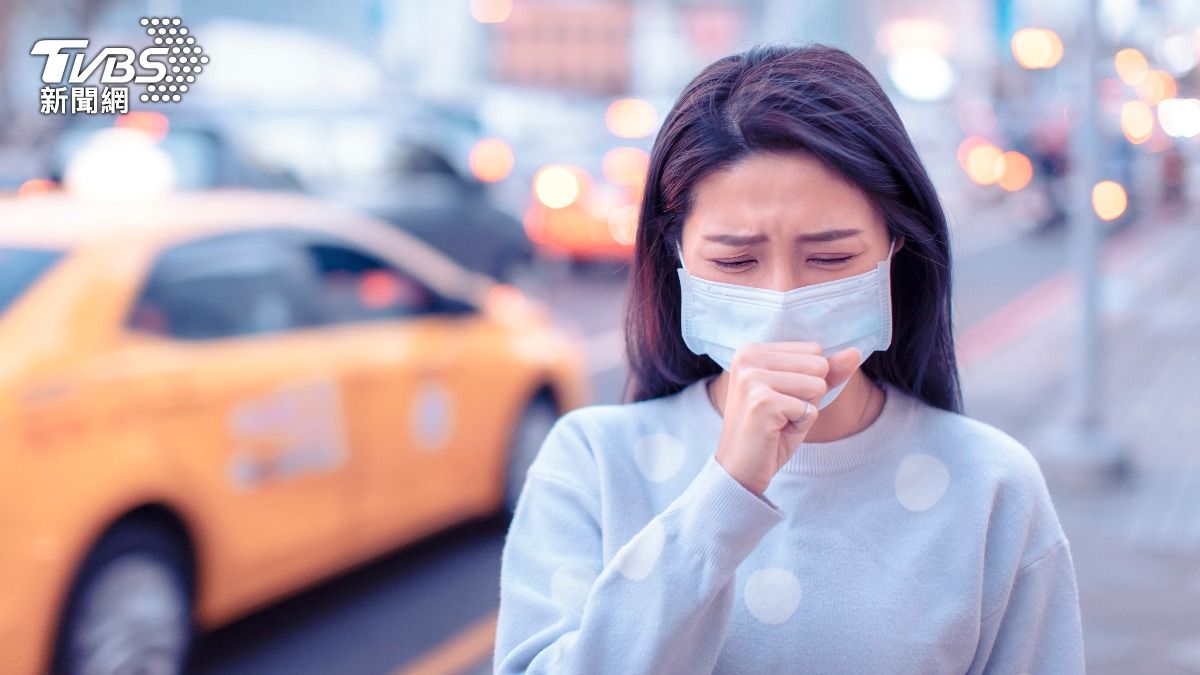 20歲女喉嚨痛求診!一脫口罩「嘴巴全潰爛」 醫籲做好3件事
