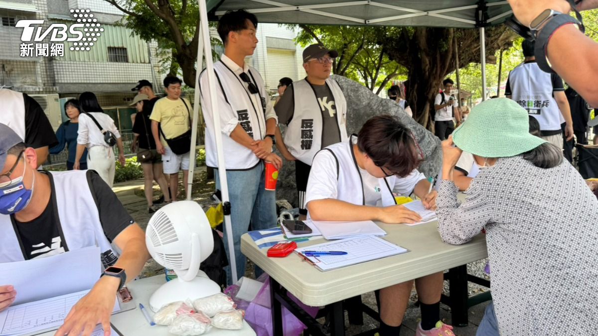 民眾黨端午節為民團「掃除綠衛兵」連署攤位站台。(圖/劉庭宇攝)