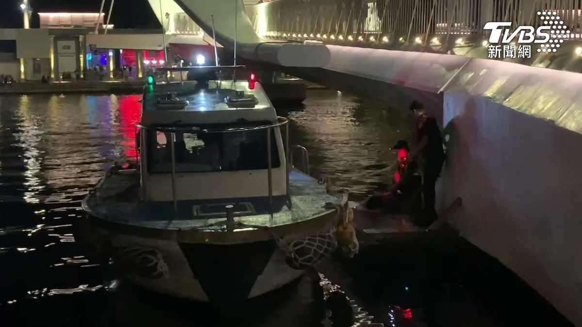 喝醉落海,36歲男大港橋邊和友吵架,警驚險跳海救人畫面曝光。(圖/TVBS)