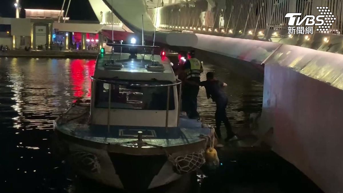 喝醉落海,36歲男大港橋邊和友吵架,警驚險跳海救人畫面曝光。(圖/TVBS)
