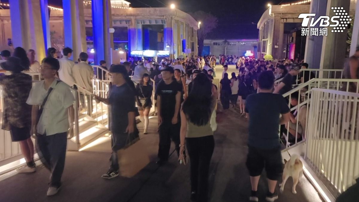 每到週末 大港橋時常舉辦活動,吸引眾多人潮,警方也在週末加派20多名警力,維護安全。(圖/TVBS)