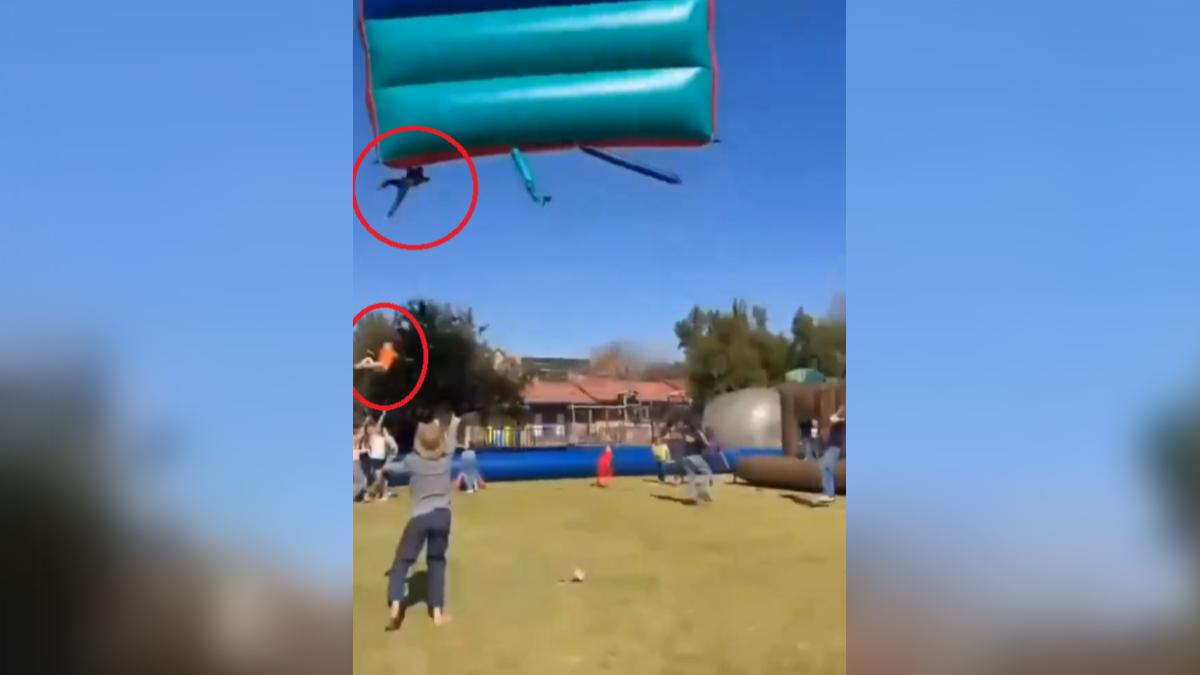 一名孩子因為抓不住而墜落。幾秒後,第二個孩子也從充氣城堡上掉了下來。(圖/翻攝自X @The_Tradesman1)
