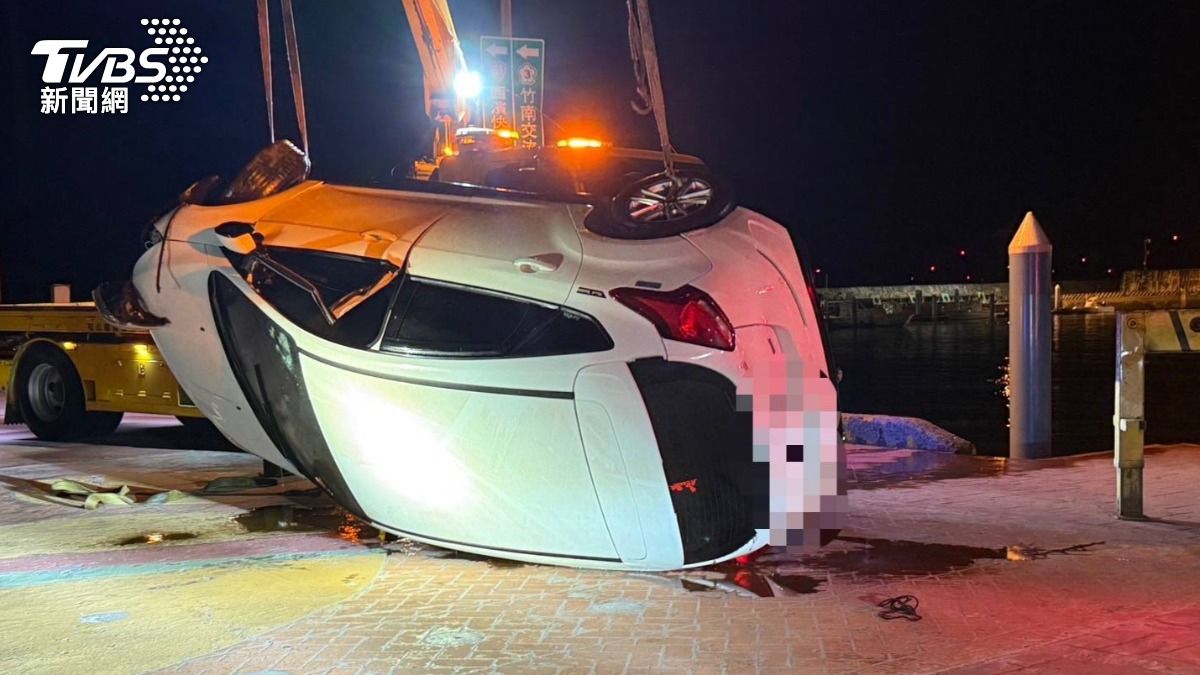 臨停忘打P檔...車滑入海!兒轉身就逃 車主:願付打撈費用