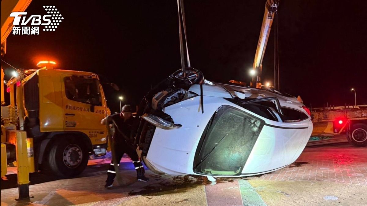 苗栗竹南龍鳳漁港一輛白色掀背車滑行掉落海中,海巡找拖吊業者打撈上岸。